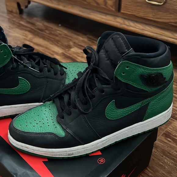 Nike Air Jordan Retro High OG - Picture 2 of 4